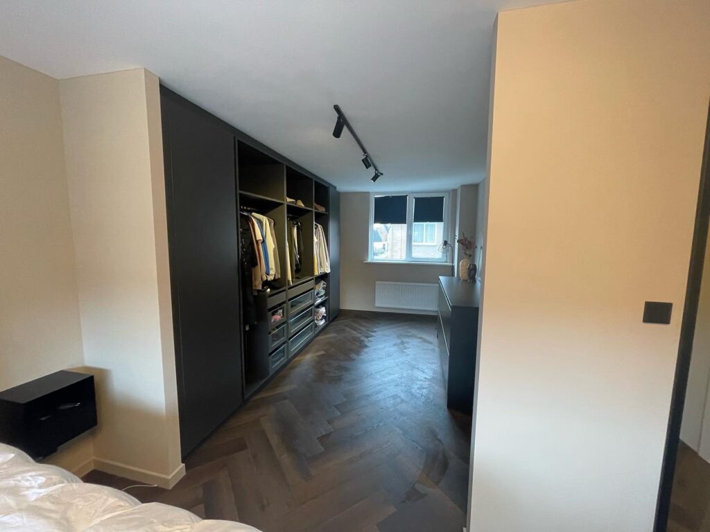 Donker interieur met gemonteerde kastenwand
