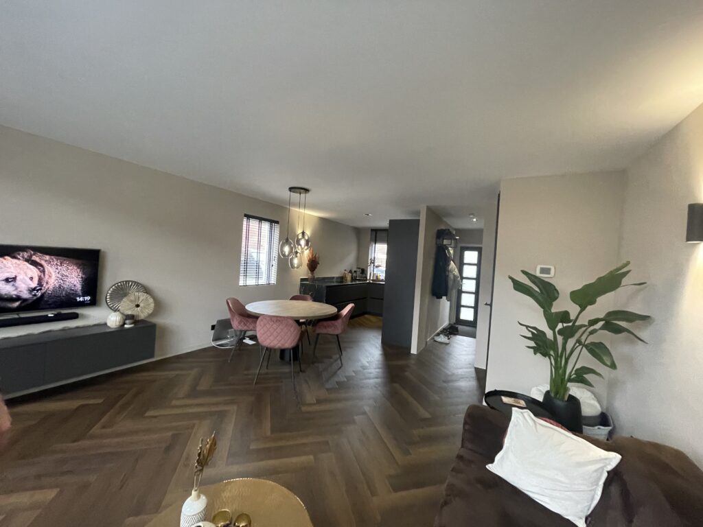 Gerenoveerde woonkamer met visgraatvloer
