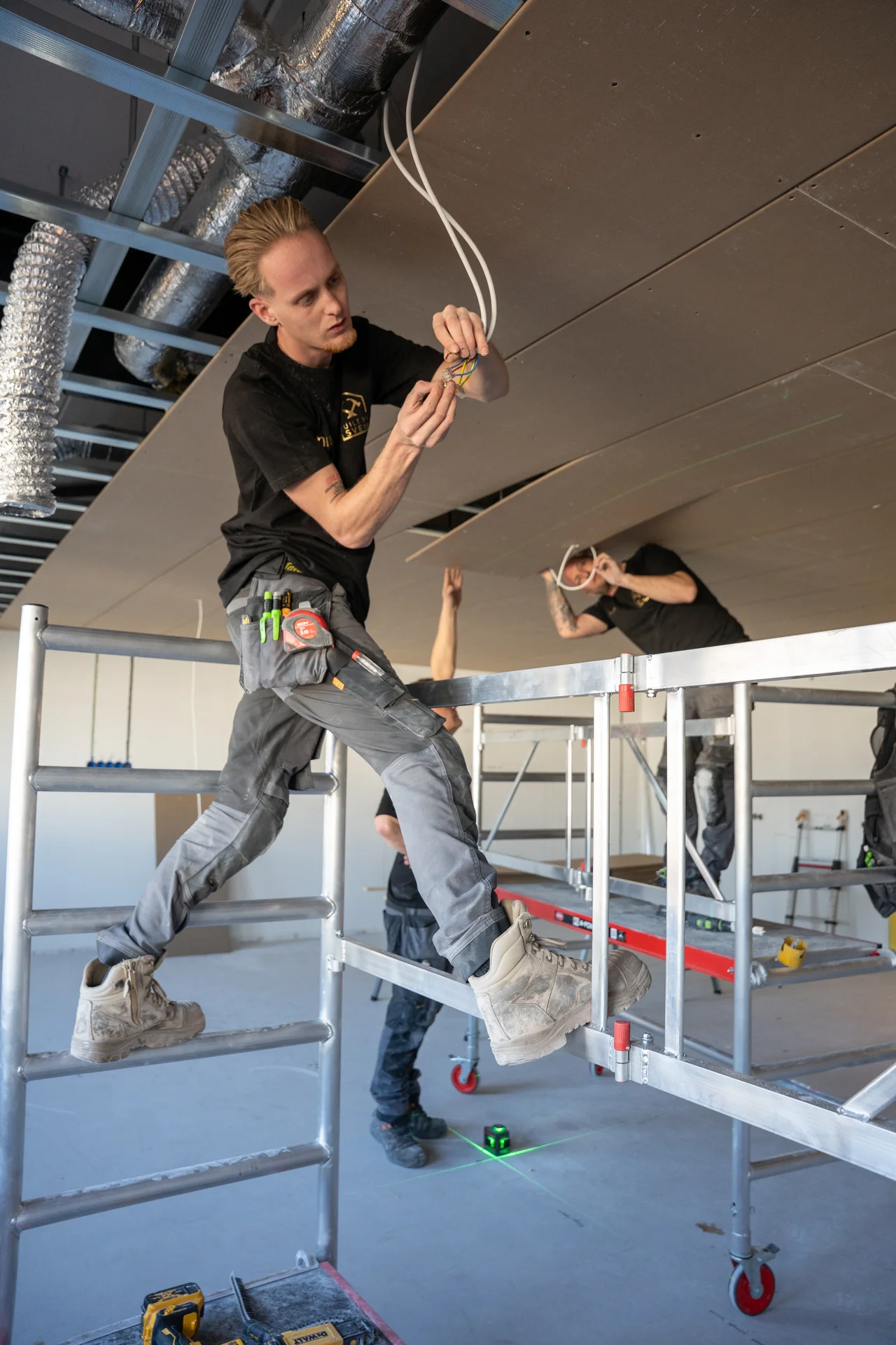 Vakman monteert de plafondconstructie