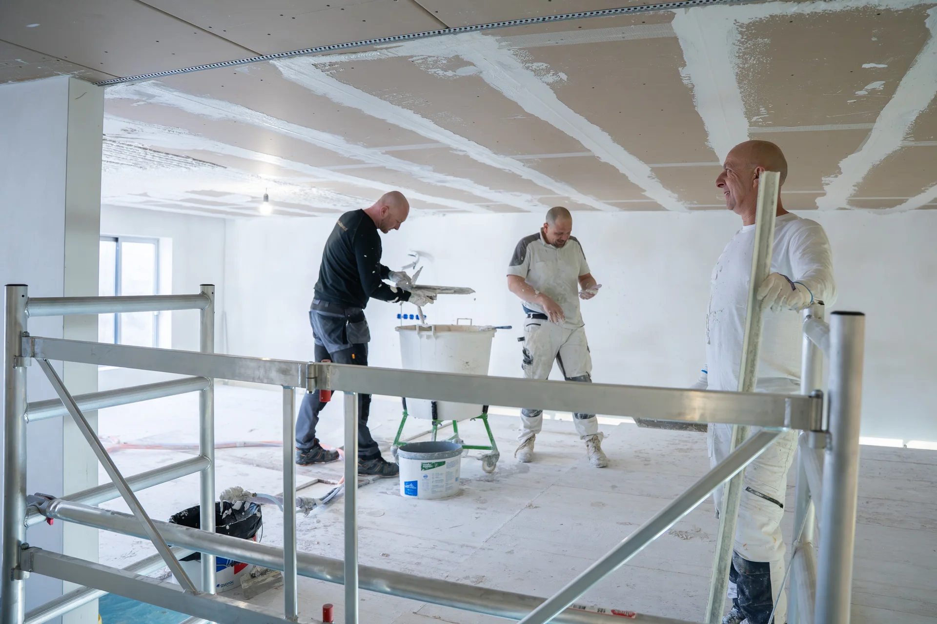 Vakmensen werken wanden en plafonds af
